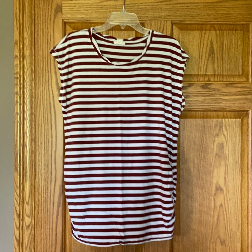 Sleeveless maternity shirt
